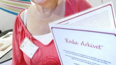 "Det handlar om att skriva in vilken person man är ", säger Britt Nilsson, som tagit fram det Röda Arkivet