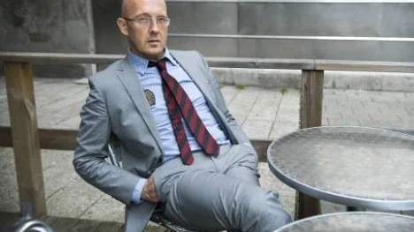 "Jag har inte hållit på med lidandet som jag gjort tidigare. Det kanske tillhör den första, lite mer narcissistiska halvan av ens liv", säger regissören Johan Kling som är aktuell med förväxlingskomedin "Puss".