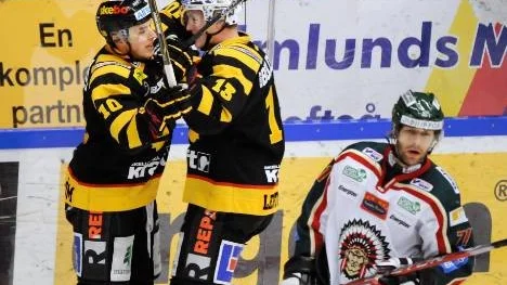 Mikko Lehtonen uppvaktar Joakim Lindtsröm efter hans matchavgörande 5-4 mål  under torsdagens elitseriematch i ishockey mellan Skellefteå AIK och Frölunda HC i Skellefteå Kraft Arena.
