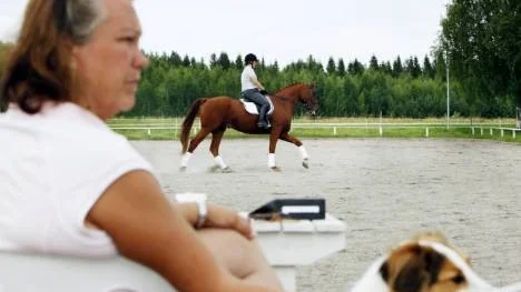 Isabella Björkman och hästen Wigoroso har varit på träningsläger I Vitsand under tre dagar. Där har de tränat dressyr under ledning av Eva Holmgren (i förgrunden).