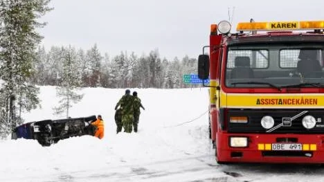 Minibussen med fyra militärer från F21 i Luleå åkte rakt fram i rondellen vid norra utfarten i Arvidsjaur vid tiotiden på torsdag. "Vi skulle ut på överlevnadsövning", säger passageraren Johan Andersson.