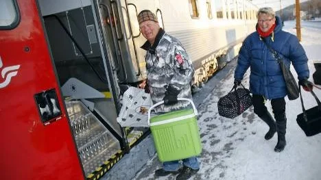 Hans och Grete Rosander hoppar på nattåget i Älvsbyn för hemfärd mot Narvik. "Det är skönt att kunna ta tåget ibland, speciellt nu på vintern när man inte alltid vill köra bil från Narvik", sa paret.