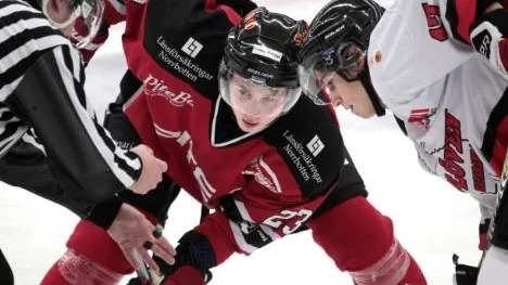 Jonas Berglund har blivit matchad tufft när han representerat både Piteå i division 1 och Luleå i elitserien. Nu ser det dock ut som att det dröjer innan det blir elitseriespel, och kan nu lägga all fokus på att ta Piteå till playoff i Allettan. (Arkivbild)