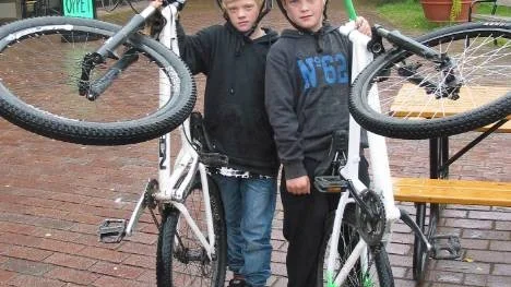 Anton Lindström (till vänster) och Oscar Sandström skulle vilja ha en bowl i Älvsbyn."Så nu har vi lämnat in ett medborgarförslag till kommunen om det", berättar grabbarna.