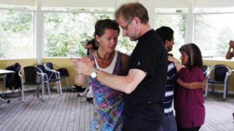 Elisabeth Niva och Stig Pekkari var två av de dansglada som på söndagskvällen besökte Badhusparken för en tangosvängom i  Paviljongen.