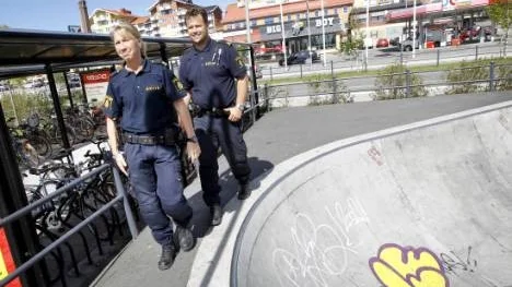 Områdespoliserna Sara Malm och Ulf Eriksson efterlyser föräldranärvaro där ungdomar samlas på kvällarna - rampen vid busstationen och södra hamnen är sådana ställen.