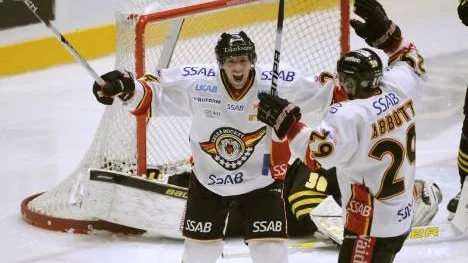 Bröderna Cam (tiill vänster) och Chris AAbbott jublar över ett av sina många mål i Luleå Hockey. (Arkivbild)