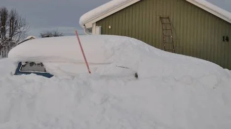 Insnöad. Ser ut som en bil.