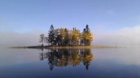 Stilla höstmorgon på sjön Pjesker