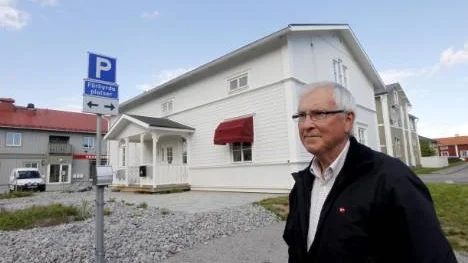 Ivar Gustafsson, folkpartiets ledamot i miljö- och byggnämnden, är nöjd efter Kammarrättens beslut om Flodhästen 7 (det vita huset i bakgrunden). "Kommunen daltar för mycket med byggherrarna", säger han.