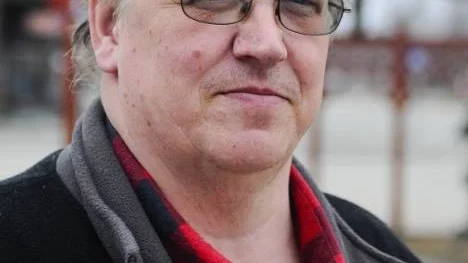 Birger Seger (V) är ordförande för partiet i Älvsbyn, ledamot i kommunfulllmäktige och ersättare i kommunstyrelsen. "Jag kan inte ta beslut om de stora summor det handlar om utan att ha underlag. Jag skulle skämmas", säger han.