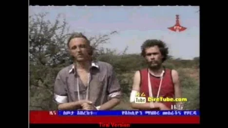 De svenska journalisterna Martin Schibbye och Joakim Persson hålls fänsglade av de etiopiska myndigheterna efter att de gripits i Ogaden-provinsen. Bilden är tagen från det TV-inslag där etiopisk TV visade upp de två gripna journalisterna.