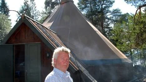 Anders Wikström jobbar för fullt med att färdigställa sameområdet på Stabburudden. Den stora kåta som satts upp syns i bakgrunden.