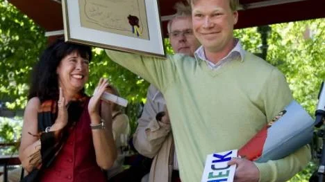 "Alla svenskar har ett förhållande till Povel Ramel, han är en svensk ikon på samma sätt som Astrid Lindgren, eller Hasse och Tage", säger Johan Glans som får årets Karamelodiktpris. Det  instiftades av Povel Ramel 1982 i samband med att han fyllde 60 år.
