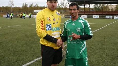 GIGANTERNA. Petter Kero (t.v) och Diego Figueiredo tackar varann efter delad pott på Lombia.