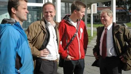 GRUVTUR. Centerpartiets Gunnar Selberg, Ola Alterå och Frank Nilsson välkomnas till en gruvtur av styrelseordförande Björn Sprängare.  Foto: Åsa Poromaa