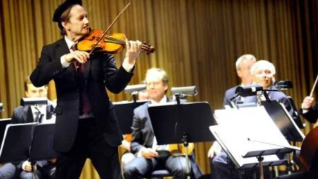 VACKERT. Norrbottens kammarorkester med violinsolist och dirigent Mats Zetterqvist spelade på Kulturen hus.