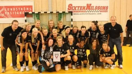 VINNARTJEJER. IBK Bodens damer besegrade Notviken i finalen av helgens träningscup. Övre raden från vänster: Tomas Palmér (tränare) Moa Niemi (lagkapten), Juliana Mäkeläinen, Ida Essner, Hanna Niemi. Mittenraden från vänster: Linn Brännström, Hanna Palmér, Mikaela Palmér, Lisa Karlsson, Linda Ekman, Anna Jönsson, Emelie Rönnberg, Elin Harnesk Juntti, Emma Rova, Henrik Karlsson (tränare). Nedre raden från vänster: Lina Bylund, Moa Ylvén, Caroline Fant, Maja Björklund, Jessica Nyström, Josefin Öhman.Foto: Adam Andersson