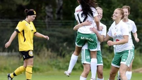 MÅL, MÅL, MÅL, MÅL. Assi låg under med 1-3 mot Infjärden, då slog Caroline Karlsson (tillhöger) till med tre mål på nio minuter. Inför sista omgången har Assi lika många poäng som Mariehem och likadan målskillnad. (Bilden är tagen vid ett tidigare tillfälle).