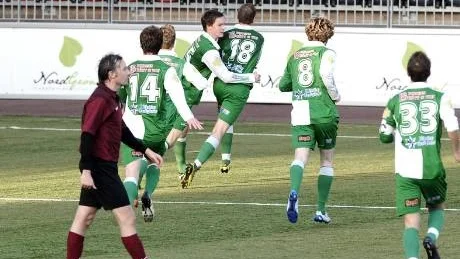 TIPS. Här kommer ett tips från sportredaktionen. Innan matchen, se var fotografen står. När du sedan gör mål, spring m-o-t fotografen och jubla. Okej? Här är det i alla fall Simon Brännström som jublar efter kvitteringsmålet mot Västerås. Foto: Roland S Lundström