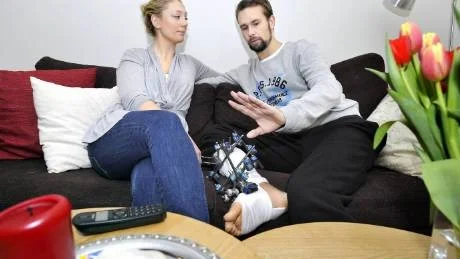 NY KAMP. David Ström, 30 år, här tillsammans med sambon Katarina Norman, kämpade för sitt liv i Afghanistan. Nu för han en ny kamp mot myndigheter i Sverige.