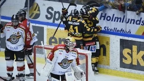 Oscar Möller har just gjort 1-0 till Skellefteå i den första perioden.