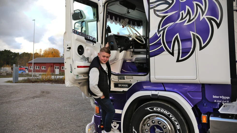 Som debattören påpekar så är det fullt lagligt att registera en lastbil som A-traktor. En 16-åring kan köra lastbilen på ett moppekort. "Vansinniga regler" anser debattören. 