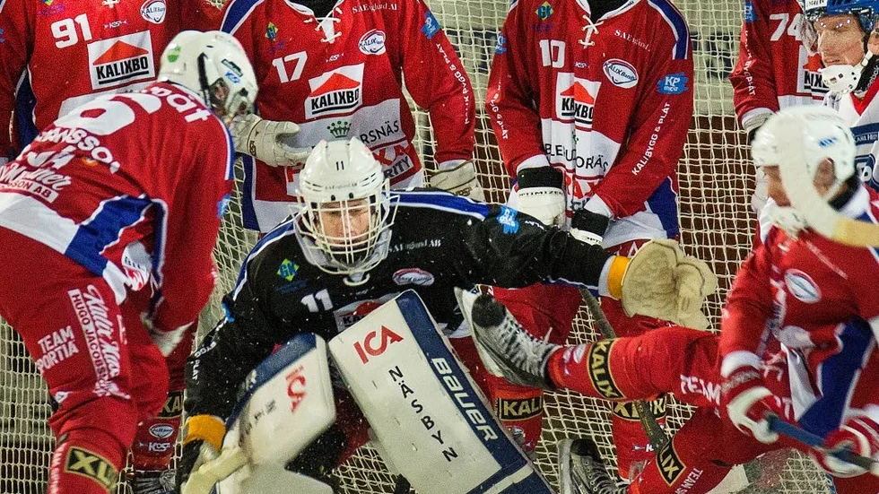 Kailxmålvakten Björn Hellman och hans utespelare har inte haft någon rolig första halvlek mot Vänersborg.