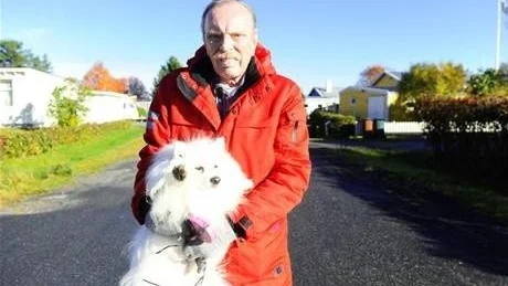 Leif Hellström tar varje dag tre rundor med hunden för att spana efter tjuvar.