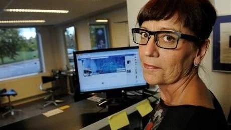MANIFESTERAR. Siv Öberg, Luleå, är en av runt 1500 facebookanvändare som under tisdag låter bli att logga in på Facebook. Det sker i protest mot polisens, politikers och Facebooks flathet mot att beivra hot och stalking och profilstöld som vissa individer ägnar sig åt. " Ingen bryr sig, trots att det handlar om grova kränkningar" säger Siv Öberg.