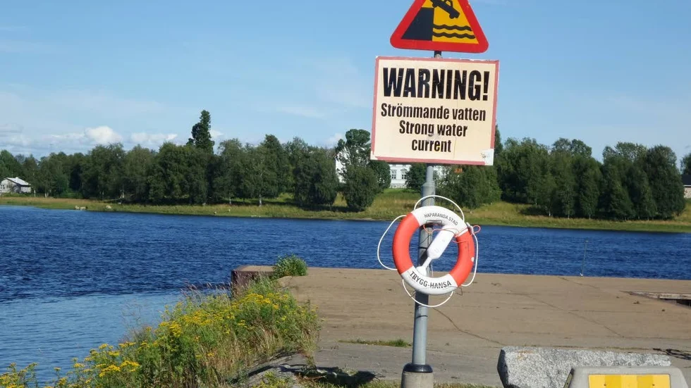Trots att cementkajen inte är någon badplats är det ändå många barn som brukar bada där.