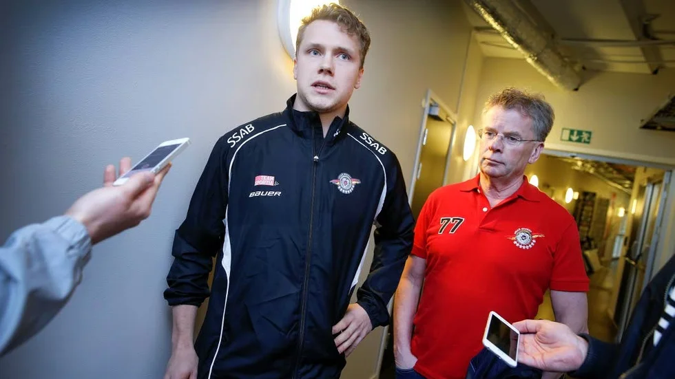 Nyförvärvet Petter Emanuelsson och sportchfen Lars "Osten" Bergström tar emot media.