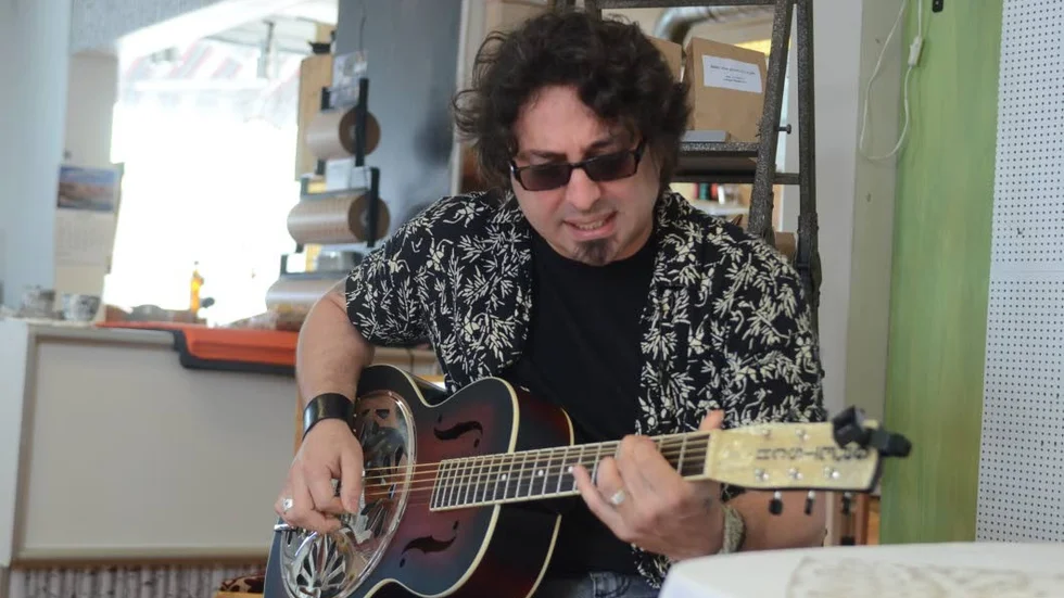Blues och rock. Argentinske artisten och kompositören Saverio Macco har spelat gitarr sedan barnsben.