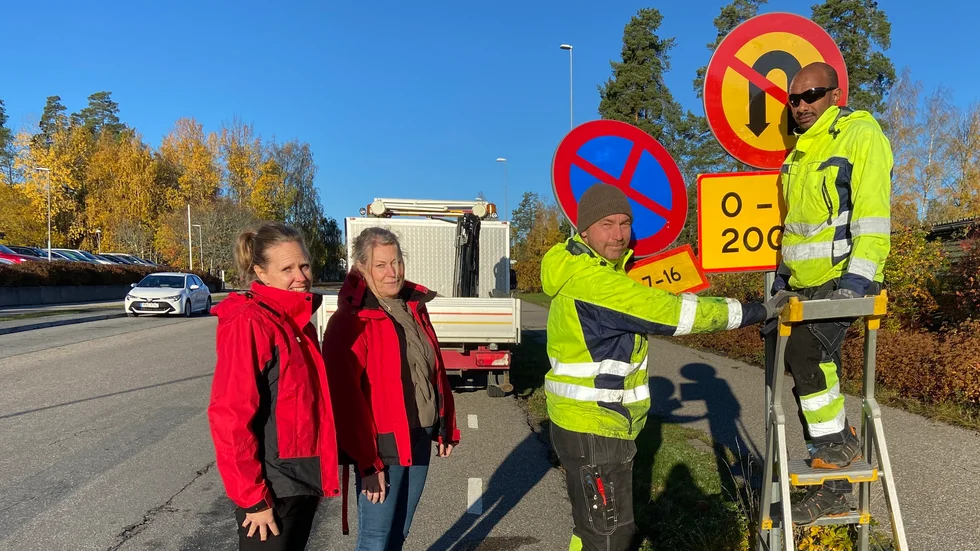 Anna Lindgren och Carina Tinker, från Finningeskolans rektorsexpedition, tillsammans med kommunens representanter David Noreen och Ermias Tekleab i samband med att två nya skyltar kom på plats på onsdagen.