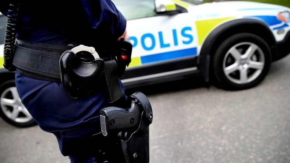 Tog sig in. Polisen tog sig in i lägenheten och omhändertog det utmattade hunden.