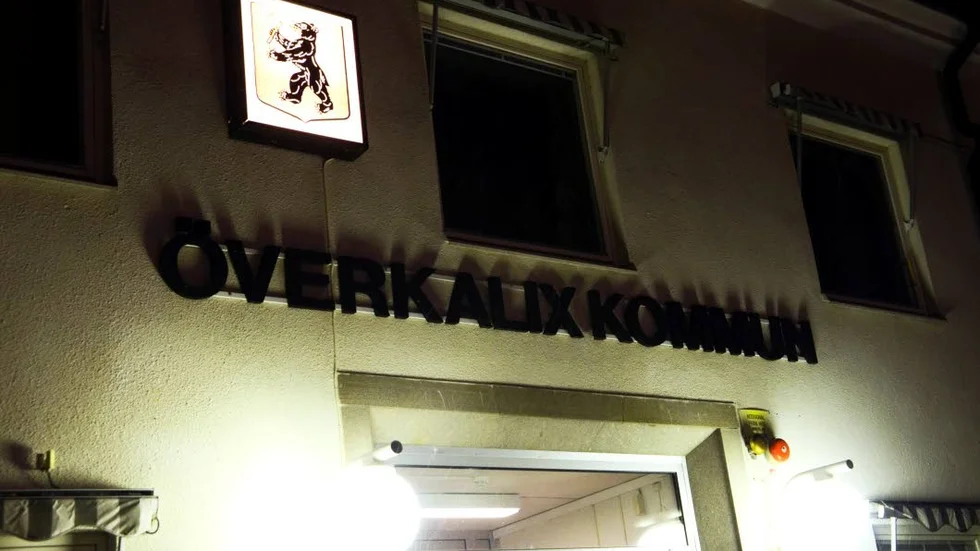 Vänder. Beslutet om HVB-hem i gymnasieskolans gamla elevhem revs upp. Nu har kommunstyrelsen i Överkalix beslutat att det gamla polishuset ska byggas om till boende.