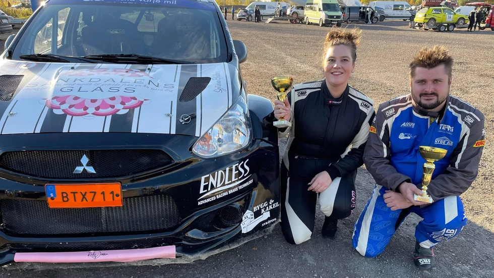 Jonna Brådhe och Christoffer Haglund med pokaler efter andraplatsen i klassen på sista deltävlingen i grus-SM. Det betydde också att Jonna slutade SM-tvåa totalt.
