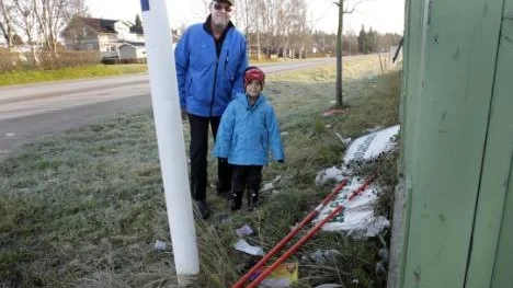 Roger Berg, här tillsammans med sitt barnbarn Filip Lyckne, 5 år. Från återvinningsstationen där de står blåser det skräp över till husen på andra sidan, förklarar Roger Berg.