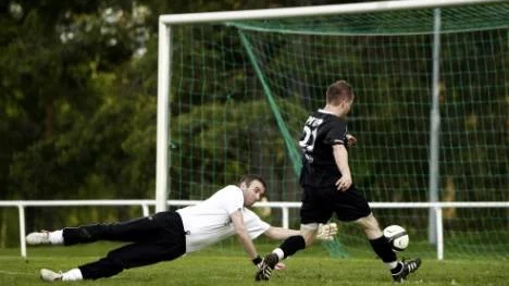 Här gör Jonas Berggren ett av sina två mål i Lillpites segermatch mot Älvsbyn. Han sätter 1-0-bollen bakom målvakten Linus Öhlund. Lillpite vann match med 3-0 och tog därmed säsongens första seger efter sex raka förluster. Lillpite passerade Älvsbyn som nu är sist i söderfyran.