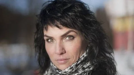 Eija Hetekivi Olsson romandebuterar, 38 år gammal, och tänker skriva tills hon dör. "Vilka är det som överhuvudtaget har möjlighet att sätta sig ner och skriva? Jag har haft fullt upp med att överleva", säger hon.
