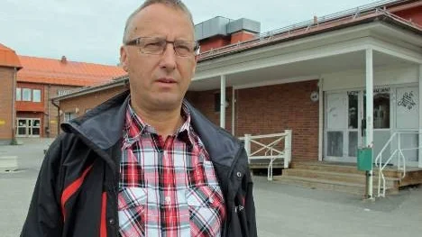 "Ytterst är det skattebetalarna som får stå för rengöringskostnaden", konstaterar fastighetsbolagets vd Anders Nilsson och uppmanar föräldrar och andra invånare att hålla koll på sina sprayburksförråd.