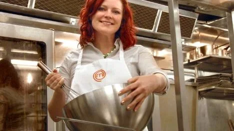 Lina Nordström är vidare i tävlingen om att bli Sveriges mästerkock. Kycklinglårfilé med örter, Västerbottensost och bacon med fondant potatis, grönsaker julienne och en vitvinssås gick hem hon juryn.