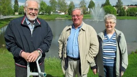 Styrelsen för den nybildade Älvsbyföreningen och fonden till Enar Björkqvists minne består av från vänster Folke Öberg, Robert Lidström och Doris Öberg.