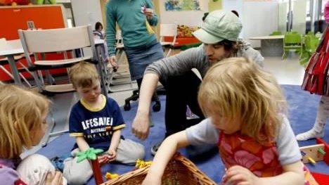 En förskola och skolbarnomsorg med hög kvalitet kan locka barnfamiljer att flytta till orten.