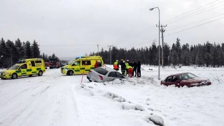 Efter kollisionen hamnade båda bilarna i diket vid infarten till industriområdet.