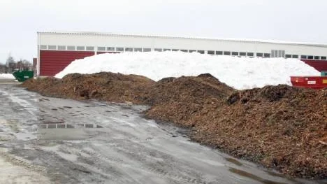 Ett stort snöberg och en hel del bark ligger på Noliaområdet. När barken täckts över snön ska den förhoppningsvis ligga kvar tills Stora Nolia i augusti för att snöskoterfolk ska kunna provköra på riktig snö.