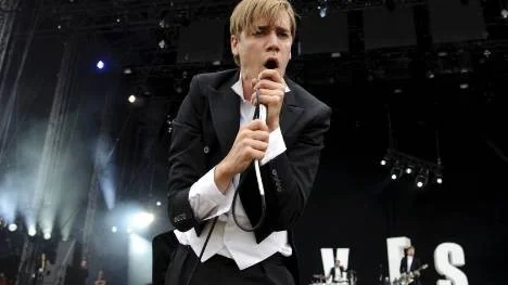 Howlin´ Pelle Almqvist i Pdol-aktuella The Hives.