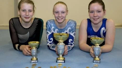 Linnea Åberg (mitten) vann mångkampen i damernas DM, följd av klubbkamraterna Anna Nilsson (till höger) och Jenny Knuts. Tillsammans tog trion också hem damlagguldet till Älvsbygymnasterna.