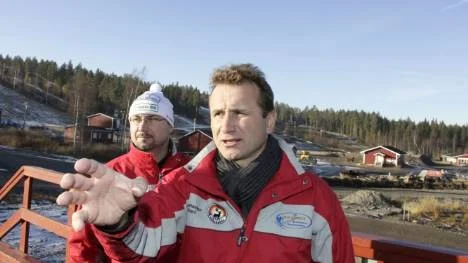 "De skjuter oss i foten", säger Sven-Erik Pajala, Piteå Elit, om svenska skidförbundet. Anledningen är att Sverige inte får ställa upp med nationella åkare i de avslutande WC-loppen i Stockholm och Falun.