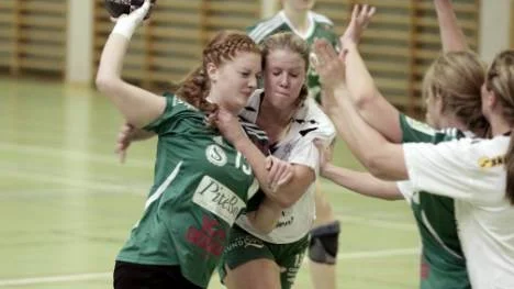 Lisa Lundström (med bollen) gjorde fyra mål i matchen mot Bodens BK 1 som Strömnäs GIF förlorade med 21-29. Det var säsongens sista hemmamatch för Strömnäs.